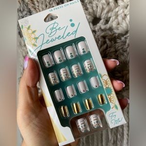 Be Jeweled Press on Nails White and Gold Floral NEW